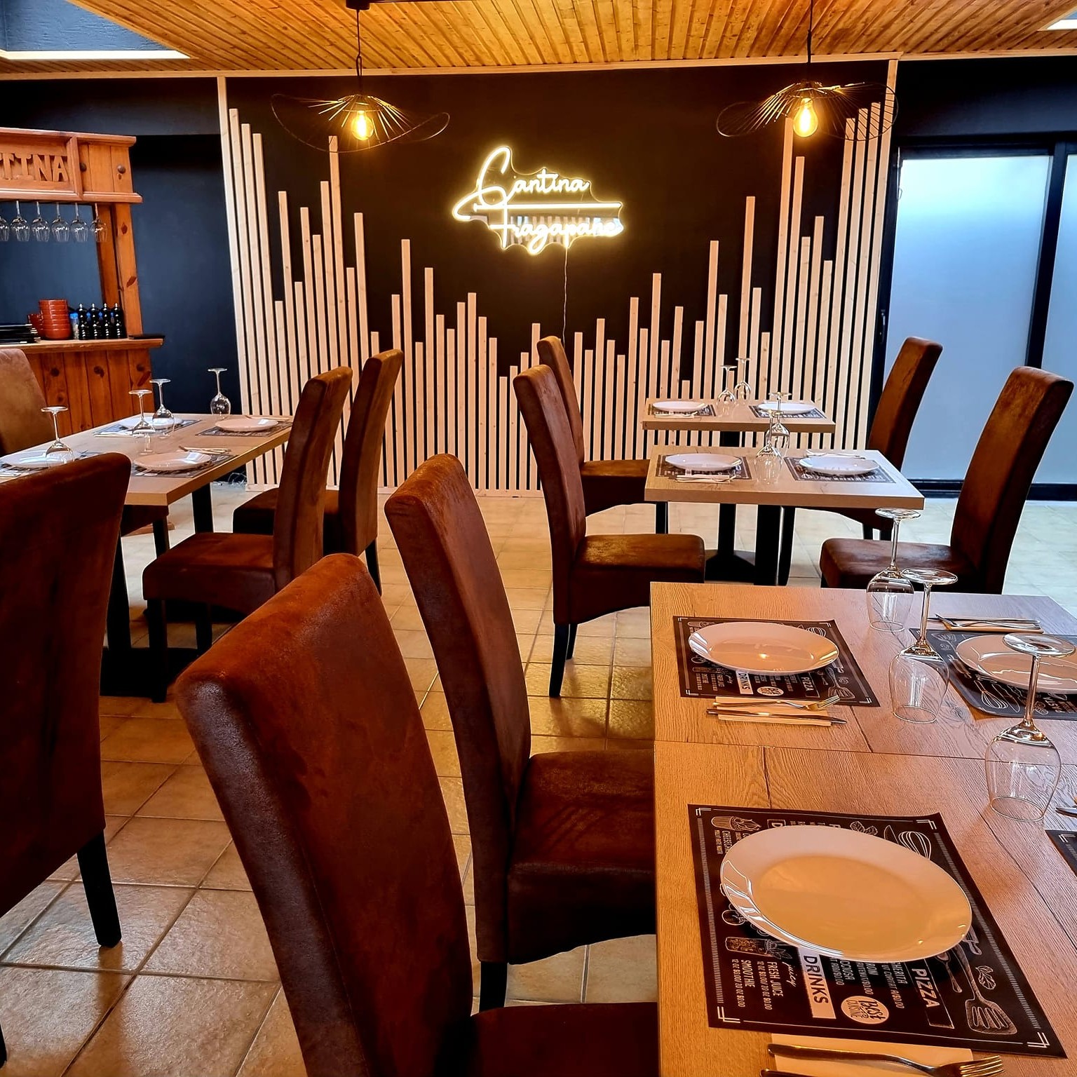 Tables dressées le soir – La Cantina Fragapane Châtelet